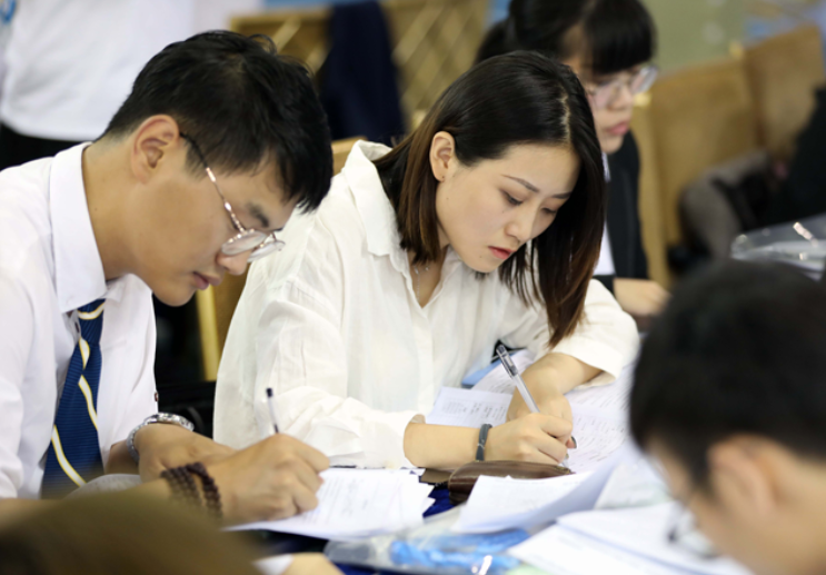 |女毕业生准时下班,被领导批评“踩点走”,众网友意外站领导这边