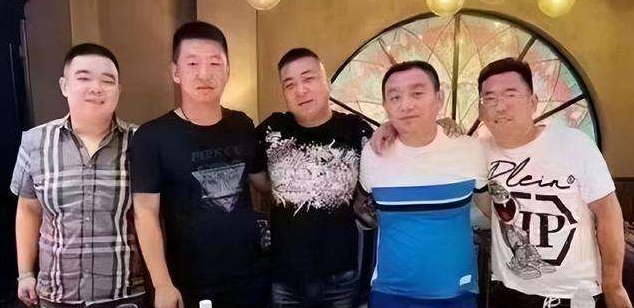 扒一扒唐山打人者的财力和背景,令人细思极恐,他们似乎大有来头