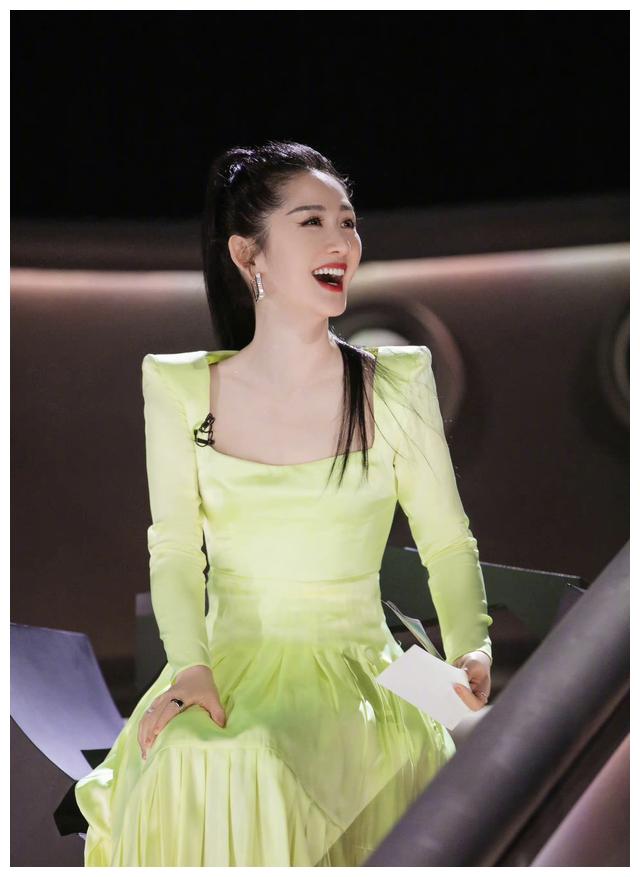 西装 娜姐主持风格转变,穿搭感up,宽肩服饰增添气质