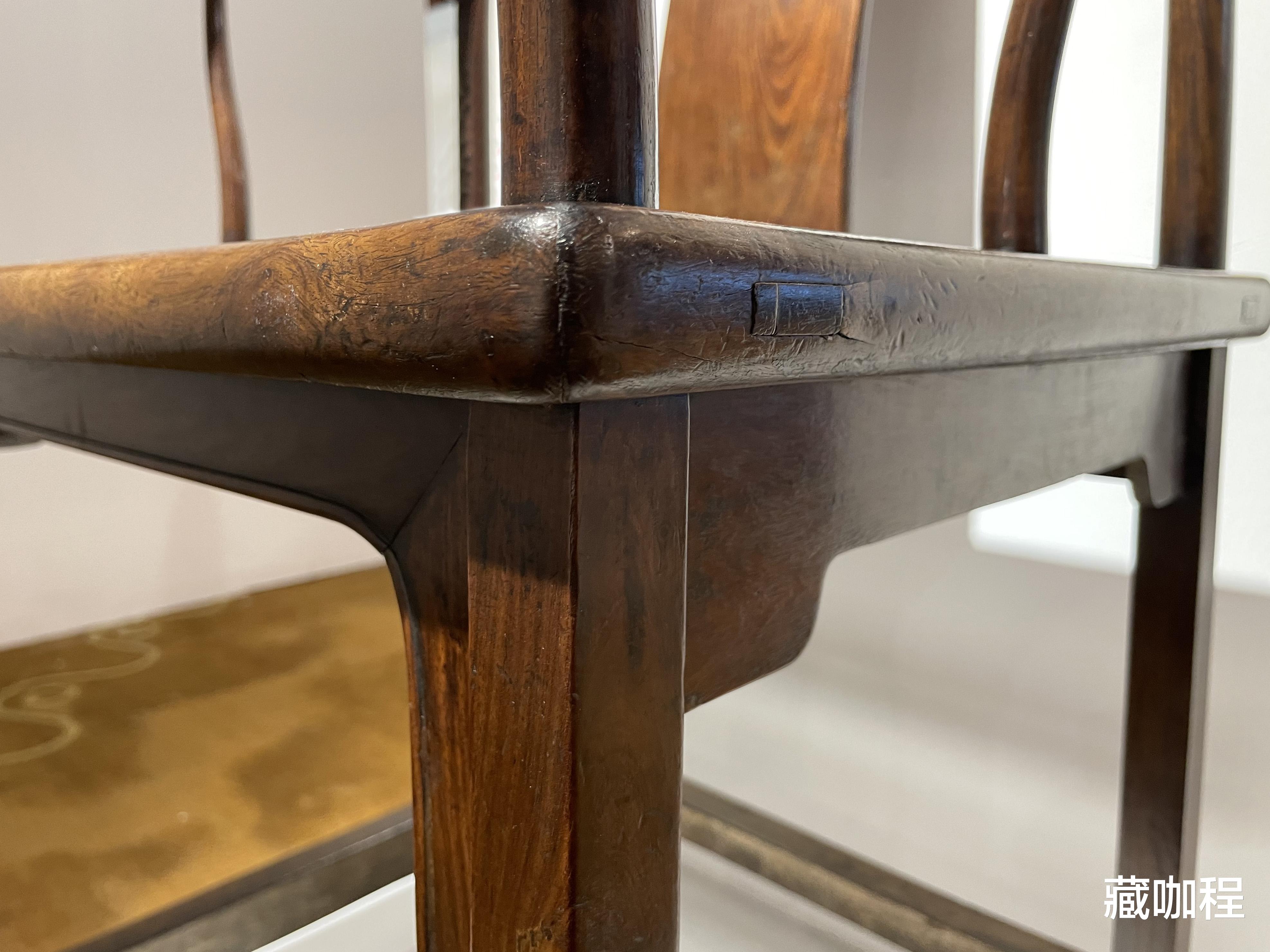 |腿足上圆下方，黄花梨高靠背南官帽椅特色鲜明