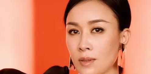 那英|54岁那英现身街头卖西瓜，头戴草帽手持蒲扇，汗流浃背似农妇