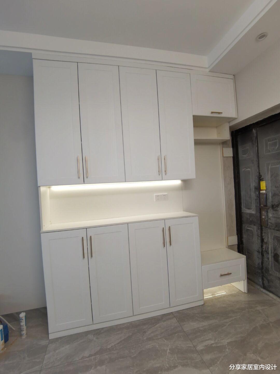 硬装完工,放弃木工师傅选择全屋定制很满意,铺贴灰色瓷砖很机智