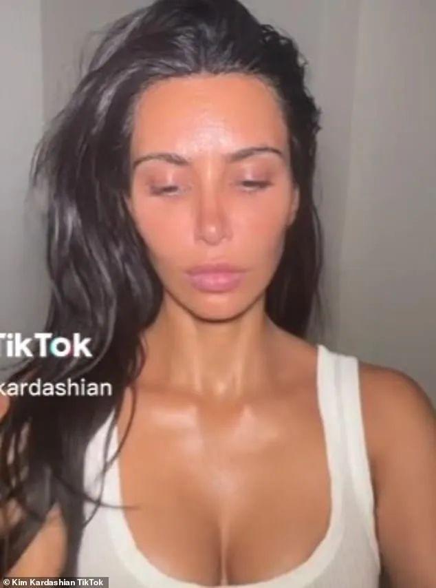 金·卡戴珊|卡戴珊深夜晒素颜照,怪异形象引媒体热评!白色背心大秀傲人身材