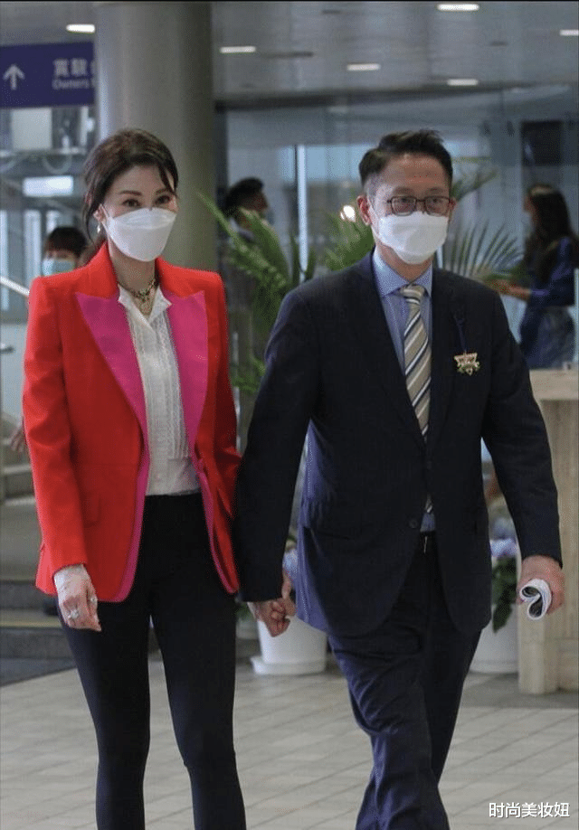 李嘉欣|李嘉欣出院后恢复得真好，穿白衬衫优雅又气质，不像是51岁