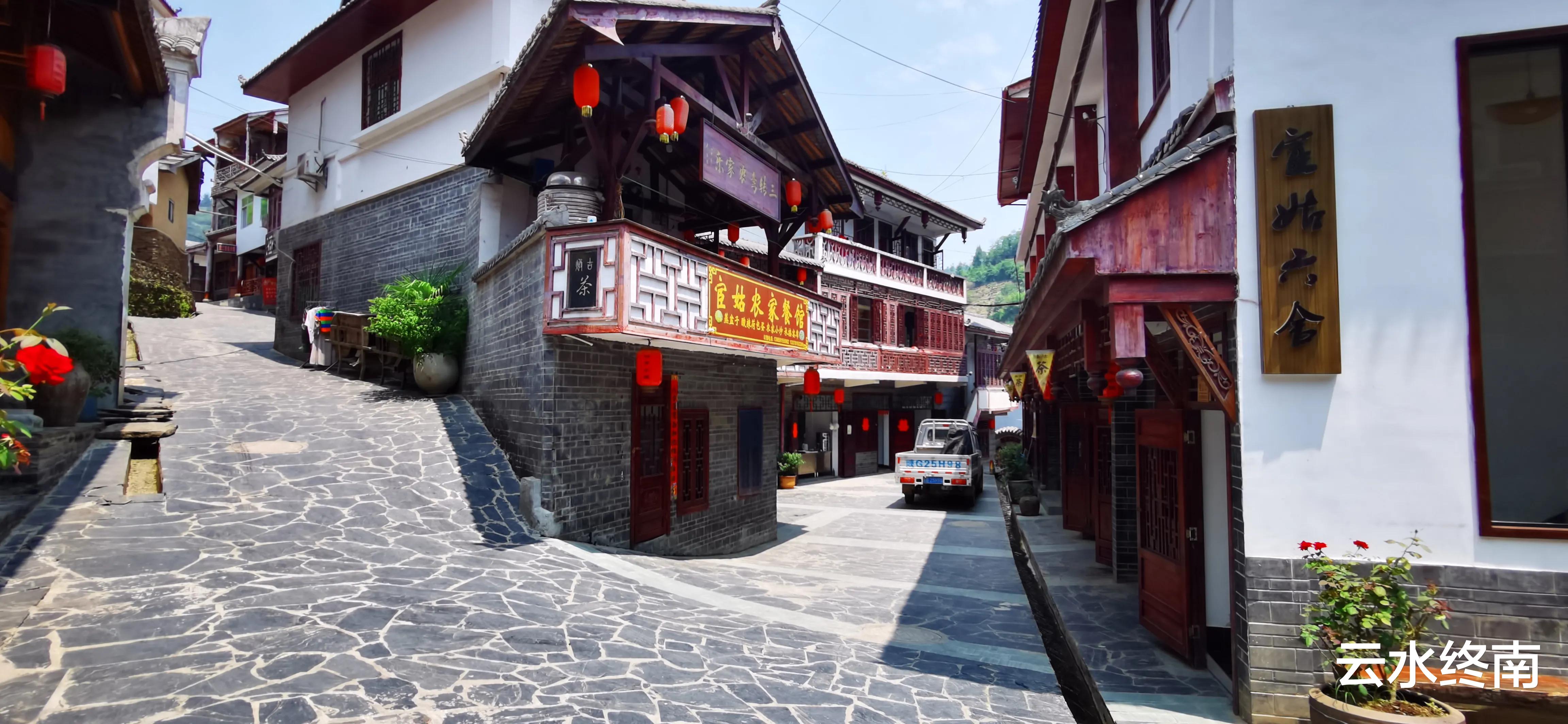 |在汉江边坐2元钱的渡船,两个小姑娘给我们付费,还请我们到茶山