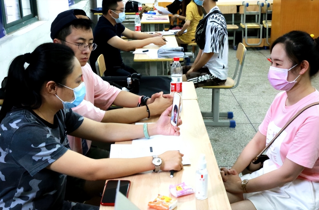 大学生|大学生面试被问:什么东西左手能拿,右手却不能?2个字成功入选