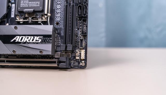 精致小巧，用料出众、技嘉迷你雕B660IAORUSPRODDR4主板拆解