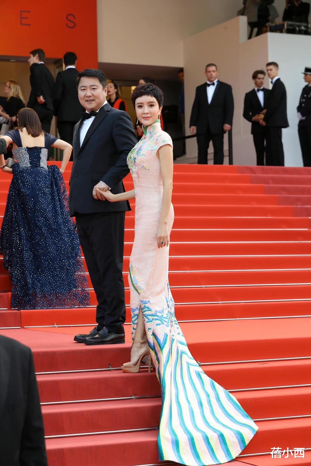 连衣裙 “金巧巧”太会保养了，穿白色连衣裙配超短发，不装嫩却很显年轻