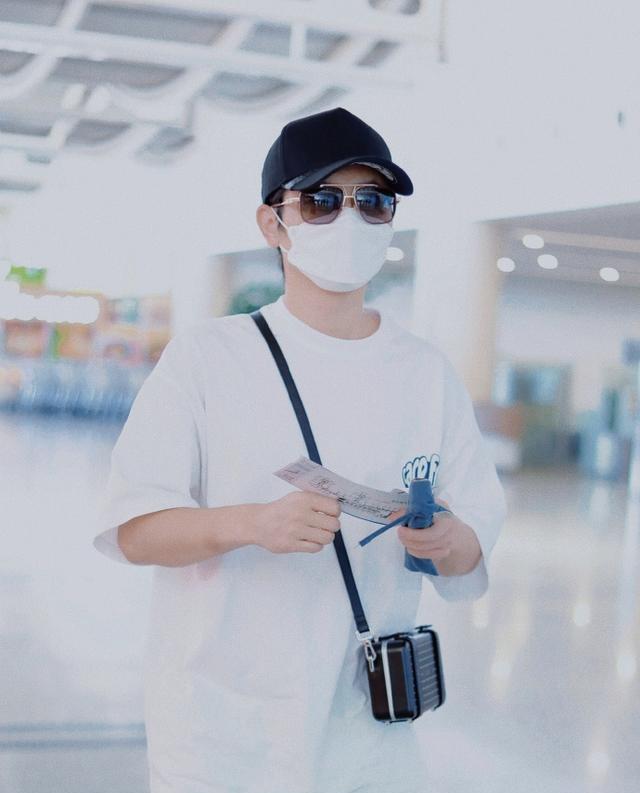 孟鹤堂|德云社孟鹤堂出现在机场，清爽的穿搭引粉丝热议，孟哥值得追捧