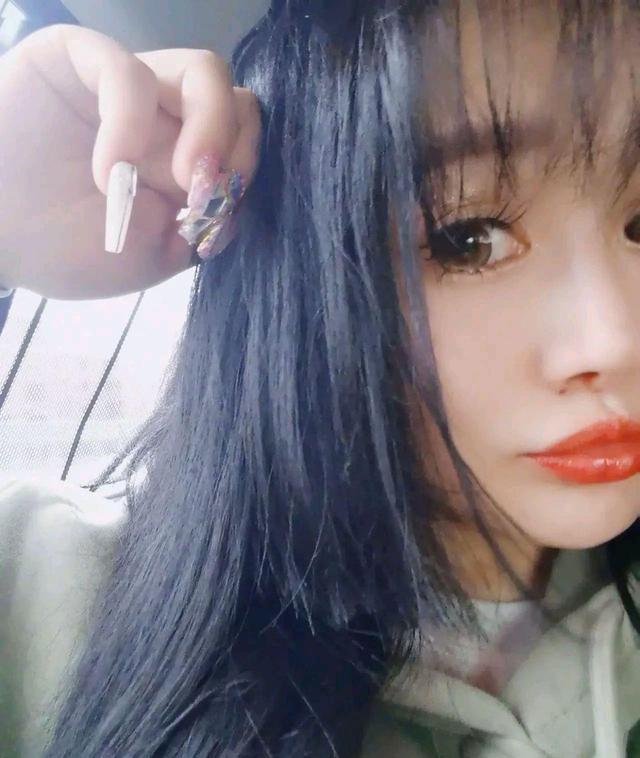 邹市明|邹市明老婆晒照被指认不出，妆容加持像洋娃娃，眼睛和指甲很抢镜