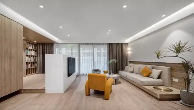 电视墙砸墙或者玻璃，放大空间