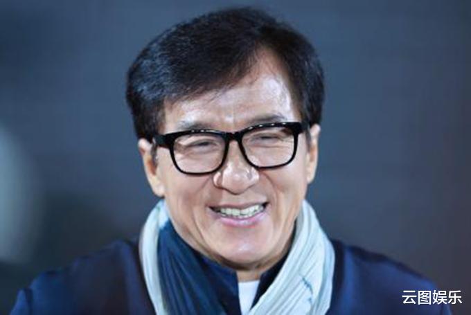 成龙|知名导演自曝曾被成龙不屑！节目重现对方表情，不仅歪嘴还翻白眼