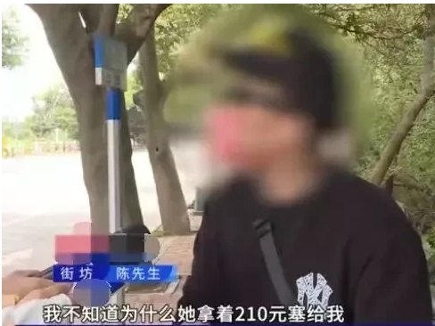 广东, 广州。陈先生请朋友吃饭,在海鲜摊买了一只龙虾拿到酒楼做菜