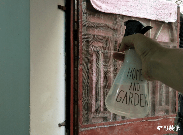 家里纱窗全是灰?不用拆卸,教你正确做法,纱窗立马干净如新