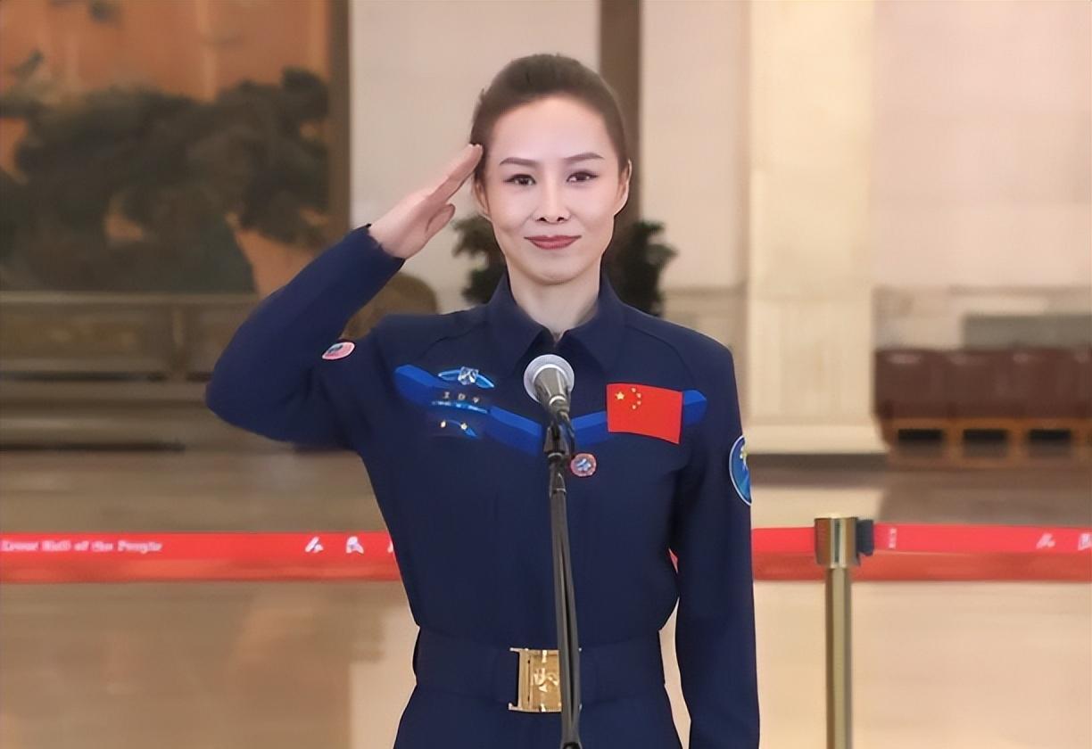 传承的力量!首批听太空授课的孩子成王亚平队友