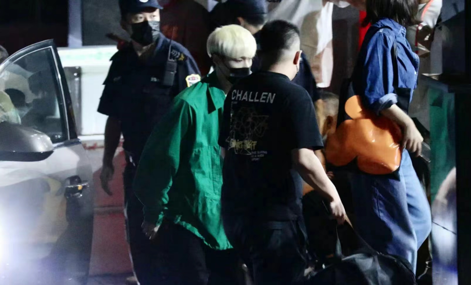 张艺兴|张艺兴录制《你好星期六》饭拍最新路透图,金色头发绿外套