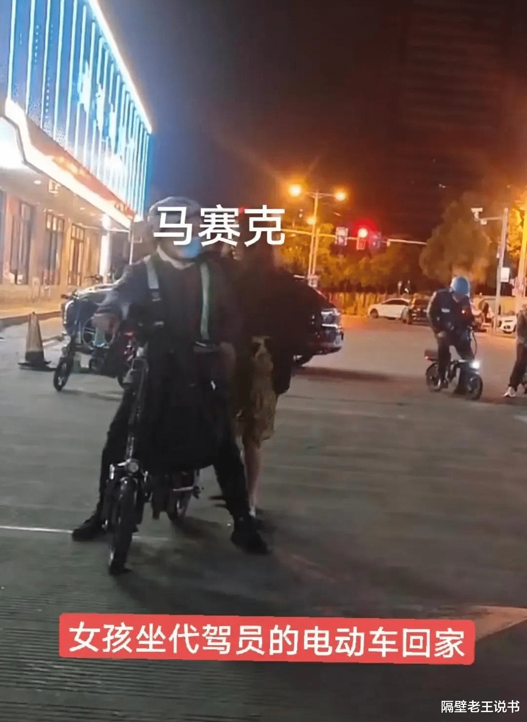 美女深夜叫代驾,驾驶员:半路抱着我亲,吐我一脸