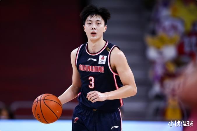 福建男篮|胡明轩获百万合同续约，浙江或签蒋兴权徒弟，福建中锋投奔宫鲁鸣