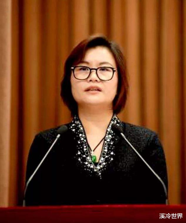 她靠“玻璃”赚427亿成为女首富,早年嫁给老板,后改嫁自家司机