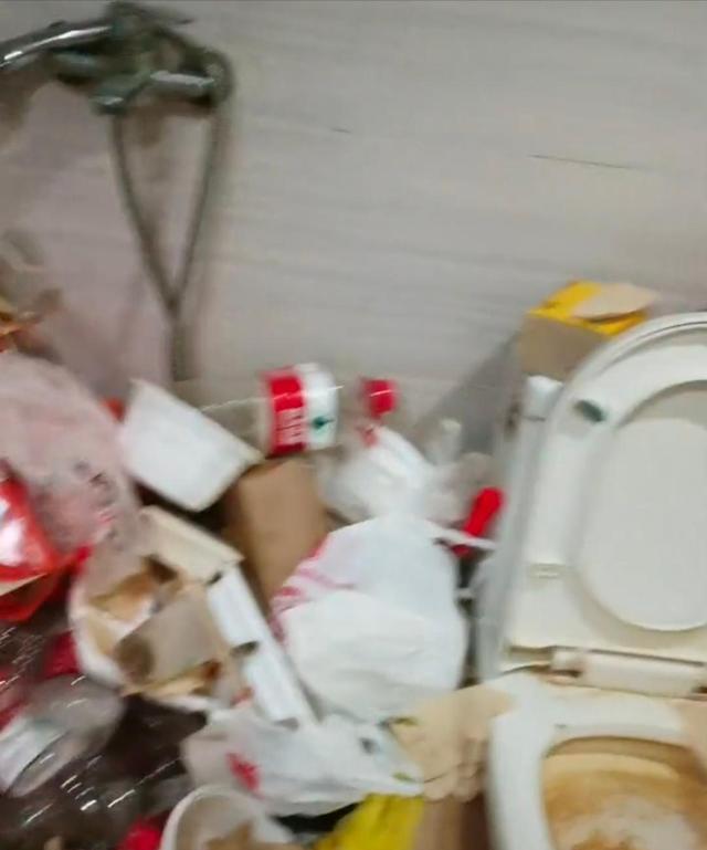 江苏:男子租房半年退租后留下一屋子垃圾,网友说他女朋友经常来