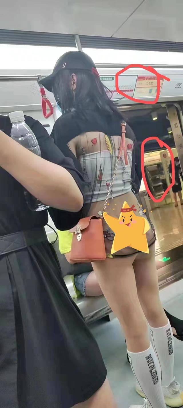 重庆女孩穿着清凉,悠然自在坐地铁,网友:天气热成这样了?