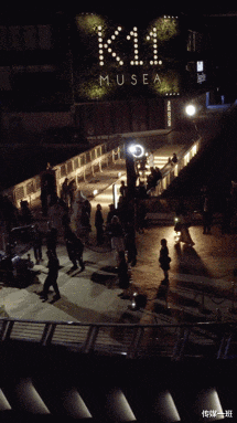 甘比|秒杀甘比、李嘉欣等一众贵妇，在合照中稳坐C位，邱咏筠什么来头