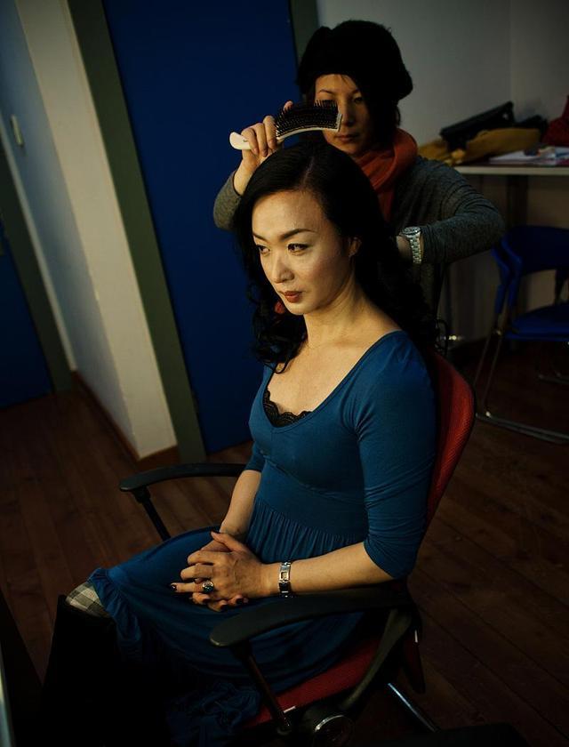 金星|金星婚后第一次去德国婆家吃饭，发现婆婆独自在客厅哭泣