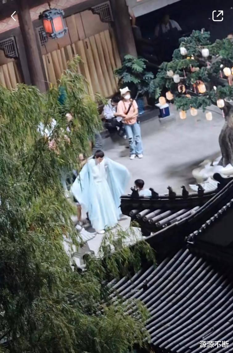 林更新|林更新与凤行路透,继官方释出剧照后,神君一袭浅蓝色长衫超养眼