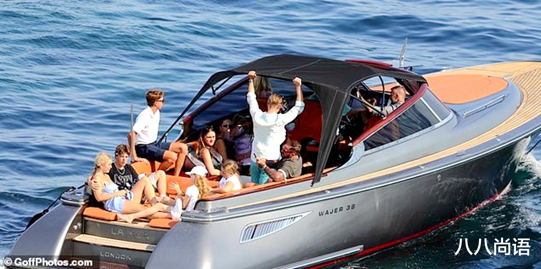 哈珀·贝克汉姆|贝克汉姆一家外出游玩，小儿子和女友坐在船尾亲亲，对面坐着小七