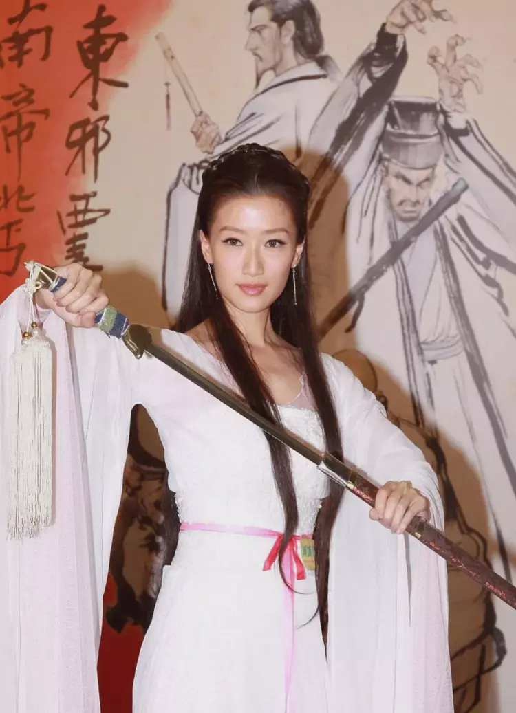 |谢霆锋妹妹：扮小龙女！颜值比哥哥差一截，眼袋太深比哥哥还显老