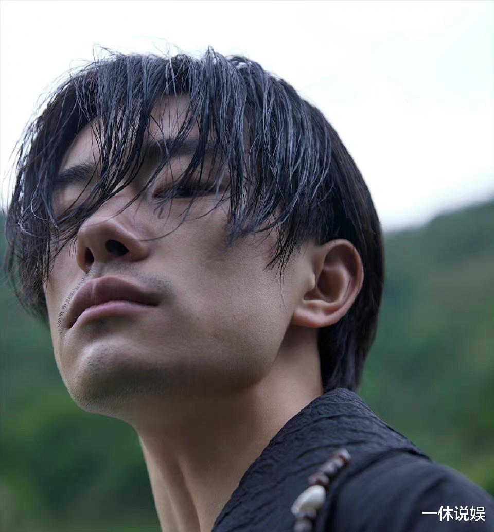 蕾哈娜|易烊千玺放弃入职资格惶恐不安，胡先熙晒证据，网友质疑都是套路