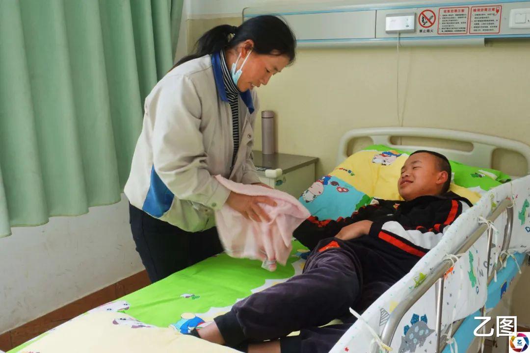 女子执意嫁给瘫痪男子,11年后儿子患病,有人说她傻,她不后悔