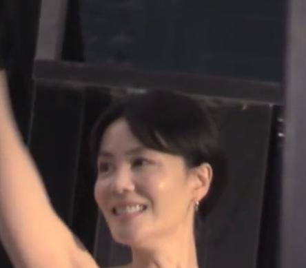 王菲|52岁王菲罕见露面，脸额凹陷法令纹重，天后老了？