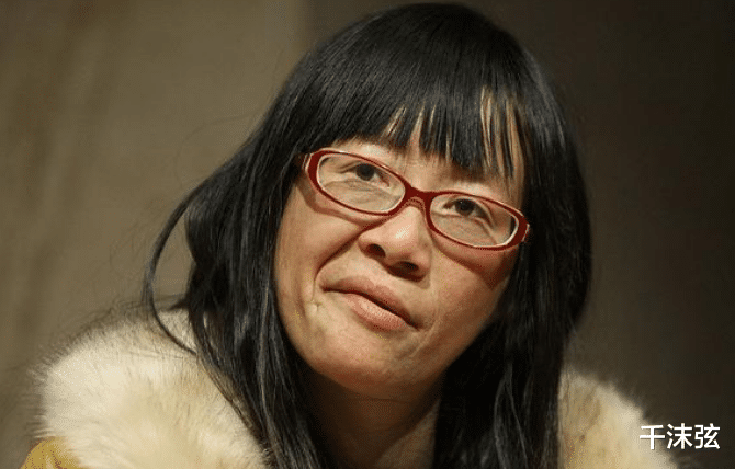 余秀华|余秀华追求者求爱无果，开始表白关晓彤？店内挂海报“官宣”结婚