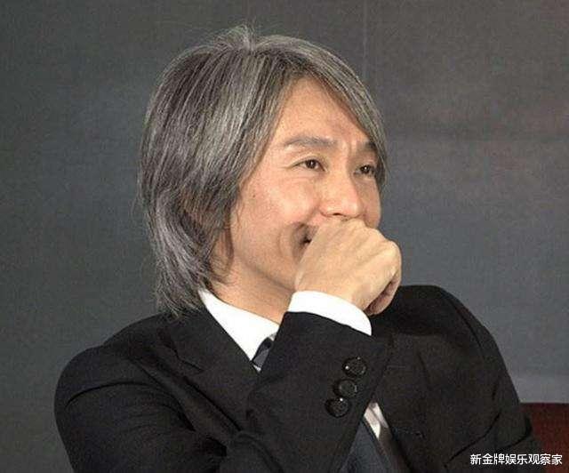 周星驰|周星驰动作频频疑复出？和baby交流冲浪技巧，为美人鱼2预热？