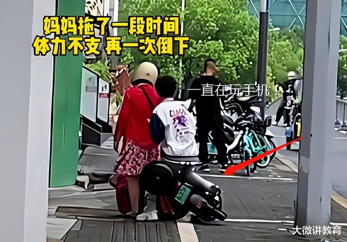 一家长街头“负重前行”,学生却稳坐后座,网友:自我感动的母爱