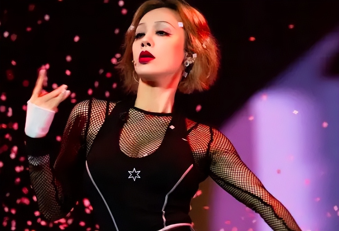 那英|李玟那英化妆间亲密合影！那英身材发福显臃肿，宁静亮片裙太奢华