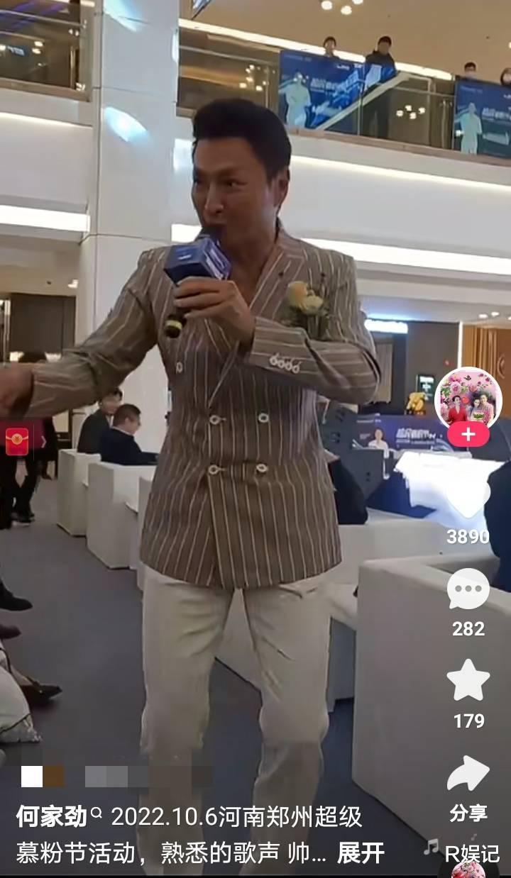 何家劲|何家劲近照曝光,粉丝镜头下依然那么年轻,可惜是单身