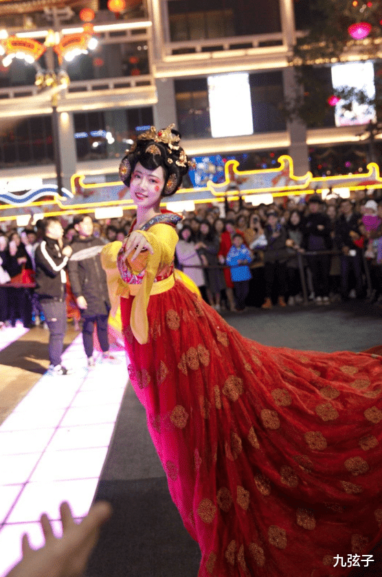 冯佳晨|一人不倒万人倾倒的“皮卡晨”:带火一座城、嫁富二代,爆红后今如何?