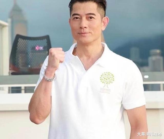 李克勤|50位港星携手抗疫,李克勤穿国货出镜,郭富城郑秀文捐9000套物资