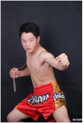 周星驰|他因长得丑遭亲妈嫌弃,被周星驰发掘后走红,如今20岁颜值出众