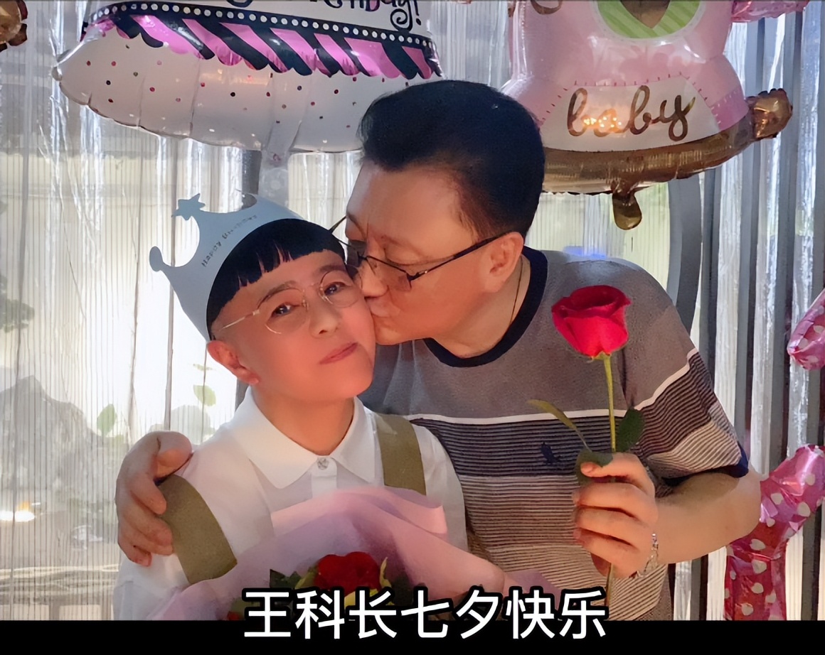 玫瑰|金龟子晒照为老公庆生！互叫爱称表白好甜蜜，王宁捧玫瑰亲吻女方