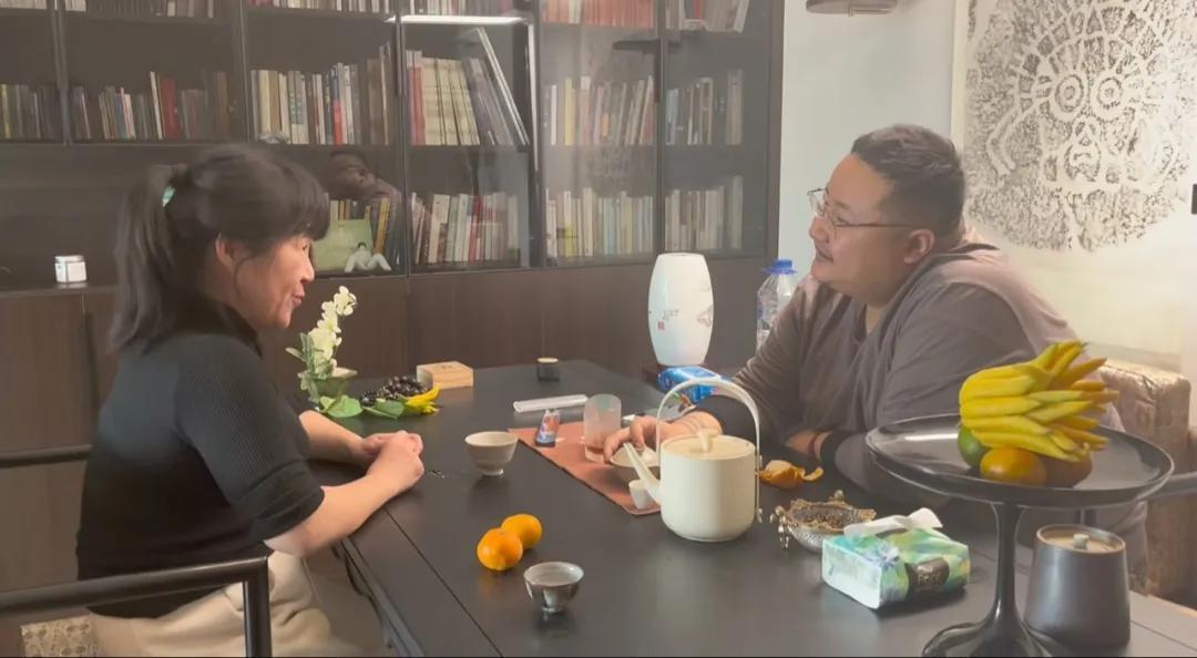 余秀华|余秀华发文，透露感染新冠，烧了一夜，仍不忘回怼杨储策