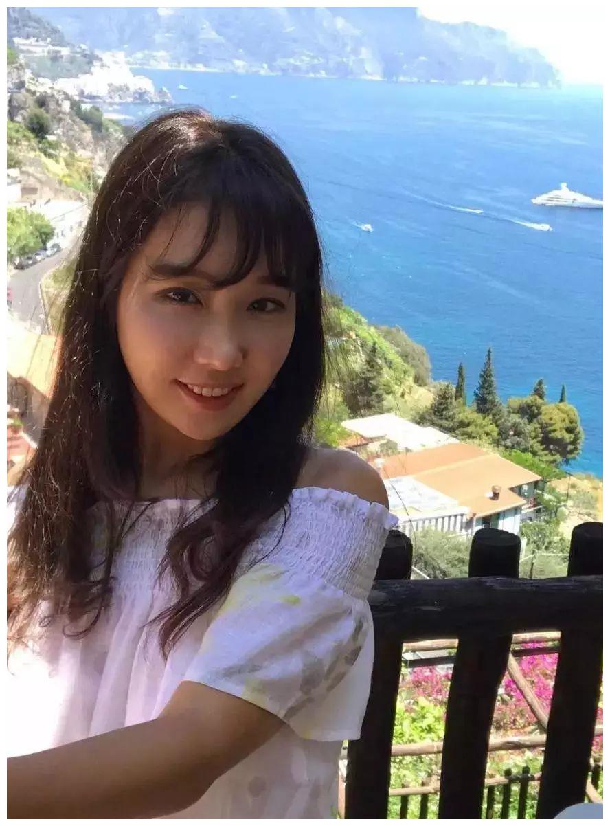 50岁冻龄美女牙医火了,沉迷自拍遭女儿投诉,网友替她喊冤:自拍太少!