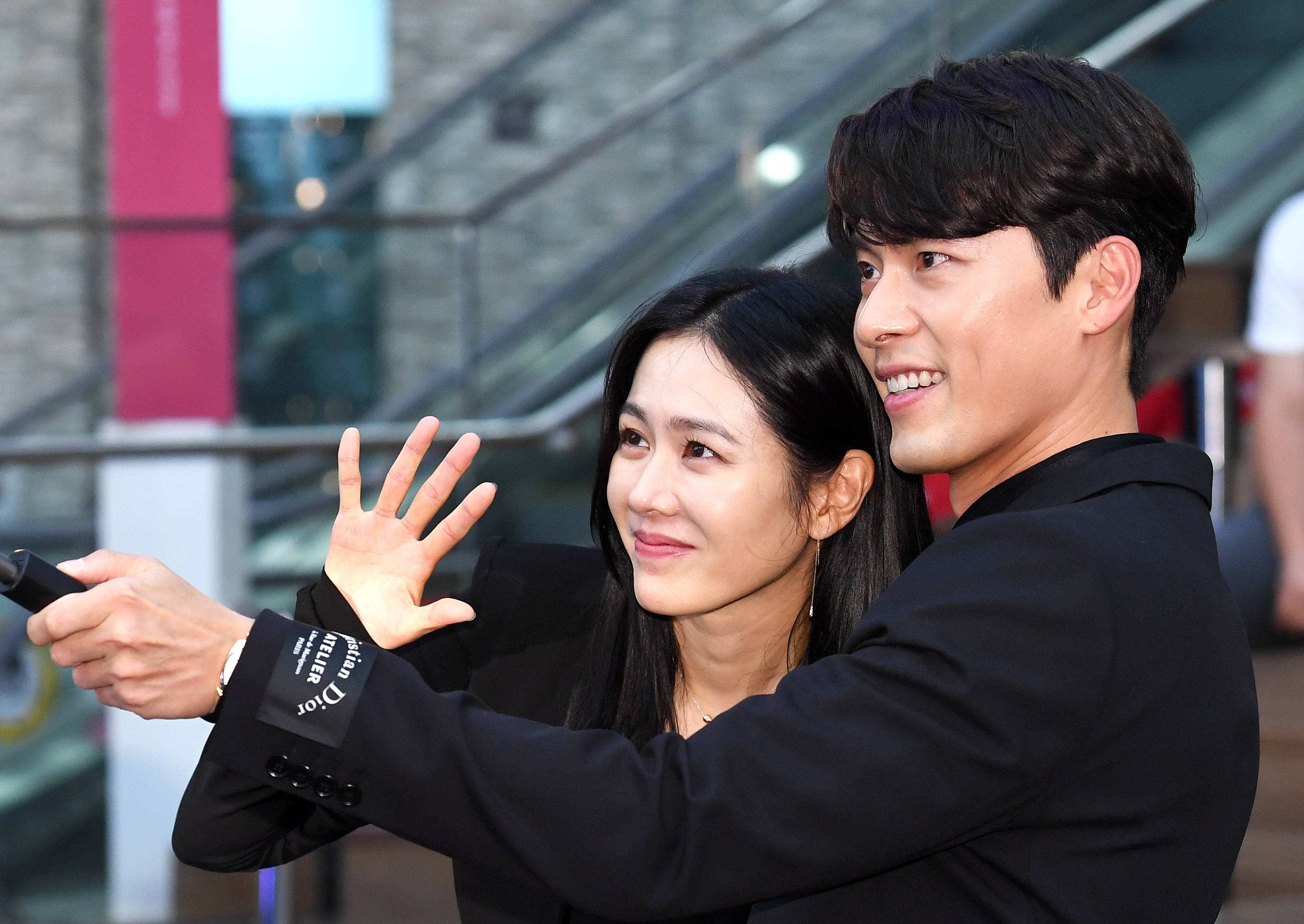 明星素颜|玄彬孙艺珍美国度蜜月后续!约会女性友人聚餐,吃不惯西餐吃韩餐