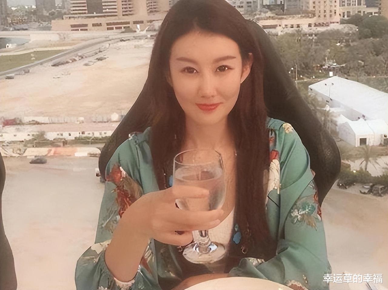 |马蓉现身机场与粉丝互动，王宝强深夜会友，两人的境遇已大不相同