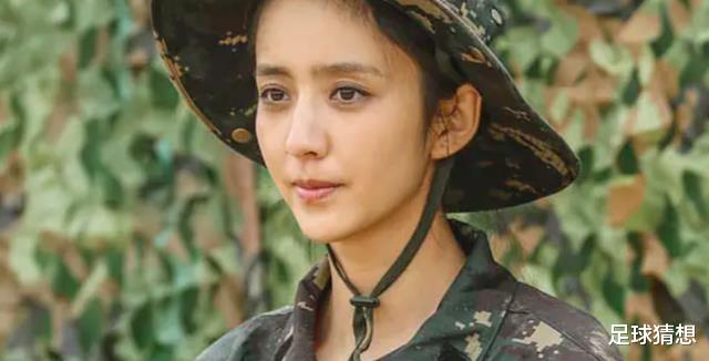 杨幂|女星“军装照”：佟丽娅精致，赵丽颖可爱，杨幂让人惊艳