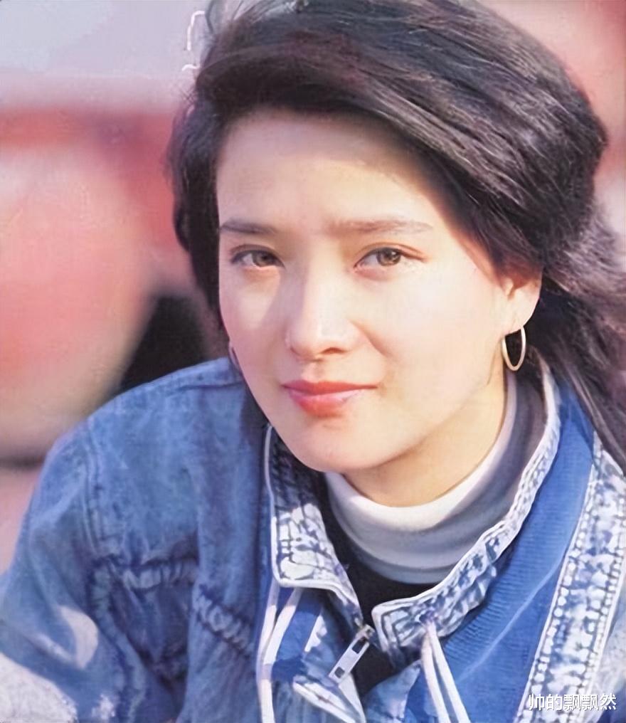 何晴|何晴：父亲早逝母亲患脑出血垂危，与许亚军离婚后，她还好吗？