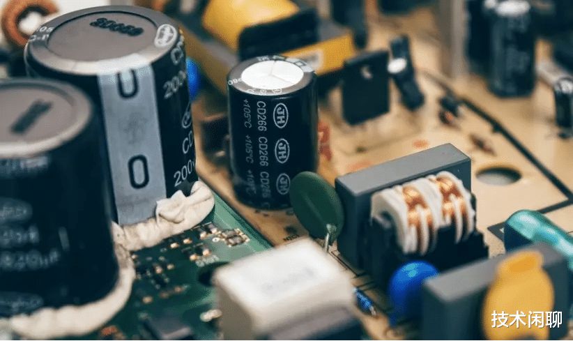 微软|250V10uF的电容能不能代替100V10uF的电容？电容具有哪些作用？