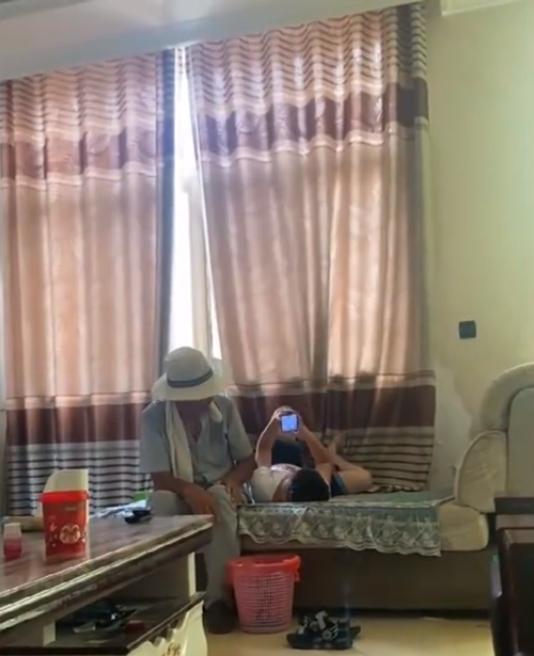 江苏:孙子越来越像已逝儿子,老人紧盯孙子默默抹泪,画面心酸!